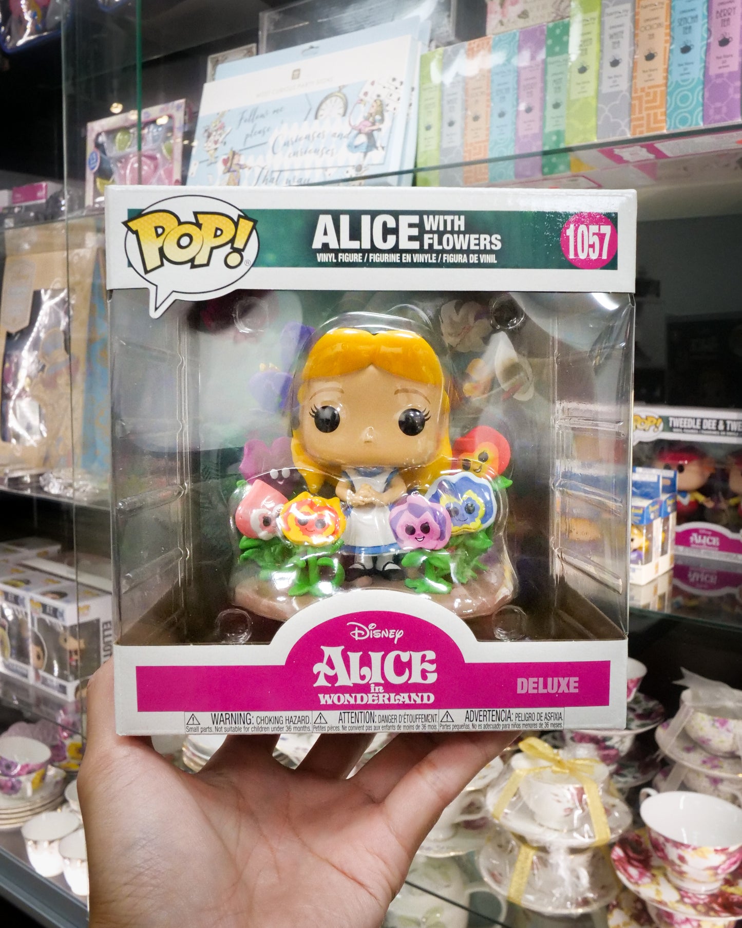 Funko POP! Deluxe Disney Alice In Wonderland - 70th Anniversary: Alice With  Flowers Vinyl Figure